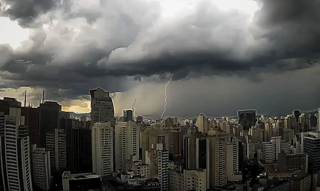 A imagem mostra o avan&ccedil;o de chuva de temporais em S&atilde;o Paulo